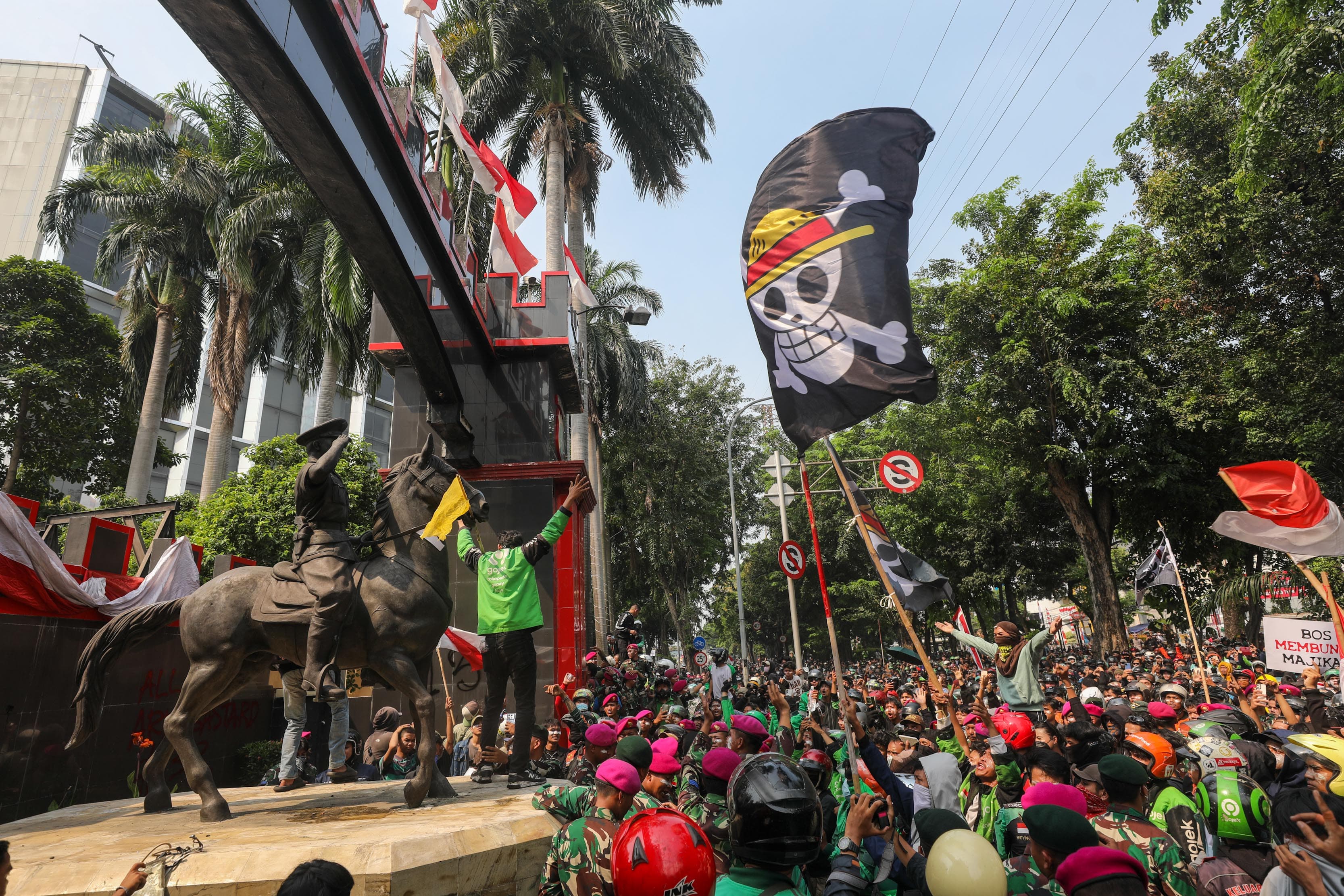 Pengujuk rasa dari pengemudi ojek online (ojol) dan lainnya melakukan aksi di depan Mako Brimob Kwitang, Jakarta, Jumat (28/8/2025). Mereka menuntut pengusutan tuntas atas pengemudi ojol Affan Kurniawan yang meninggal dunia usai dilindas kendaraan taktis (rantis) Brimob saat aksi 28 Agustus malam. Bisnis/Himawan L Nugraha 