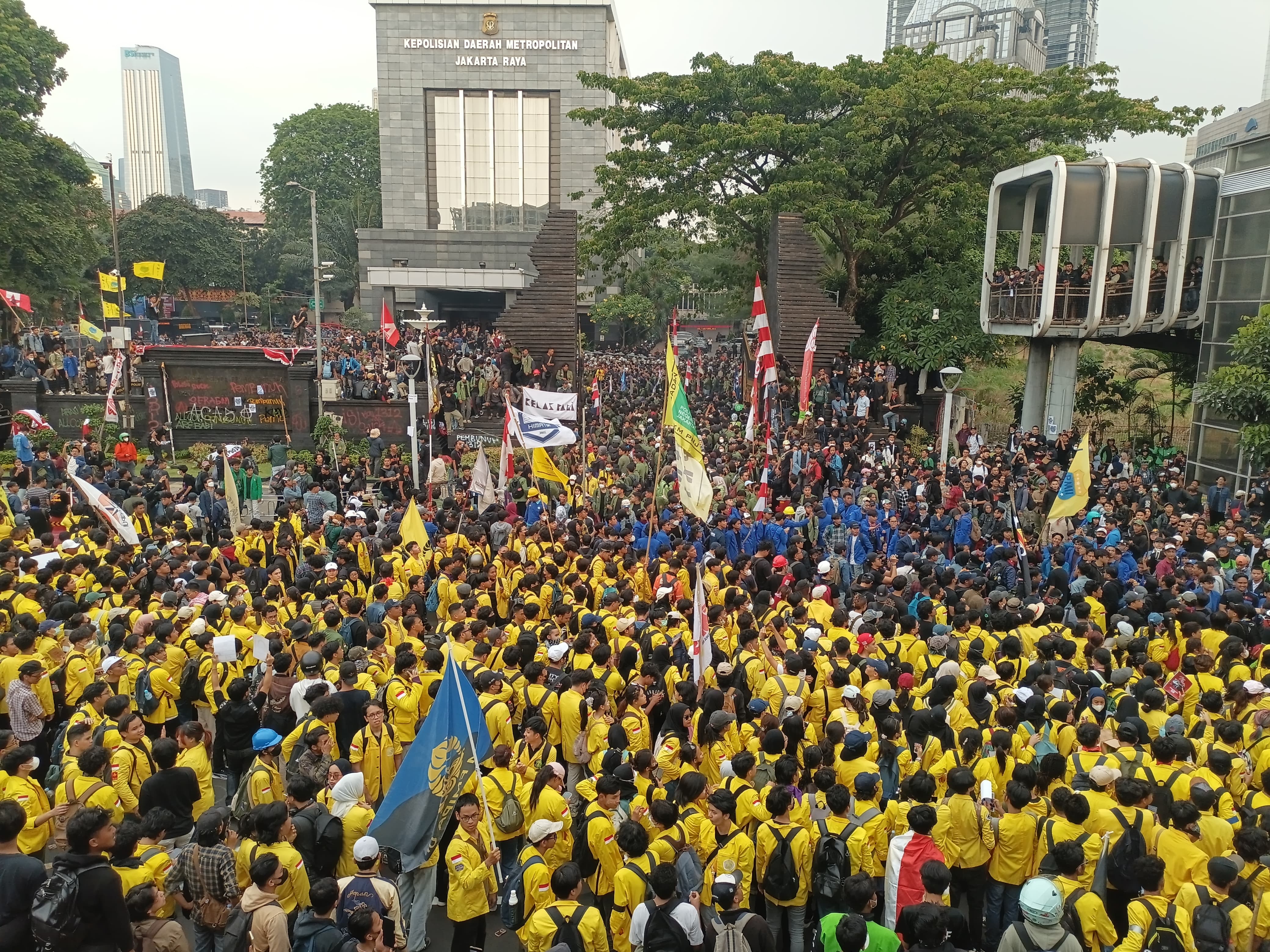 Situasi Terkini Demonstrasi di Mako Brimob Kwitang, DPR, Polda Metro Jaya