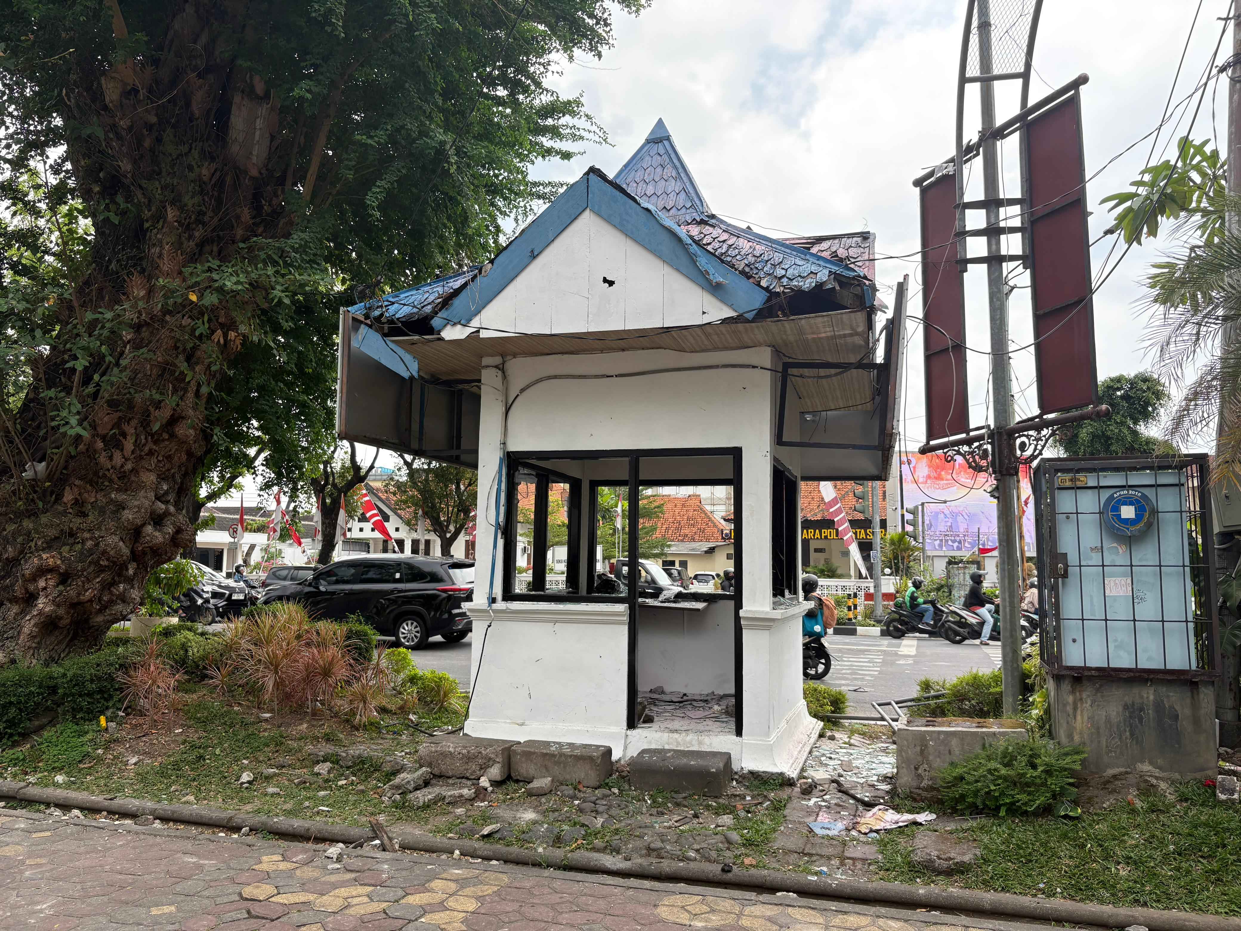 FOTO Sejumlah Pos Polisi di Solo Dibakar Massa Pendemo