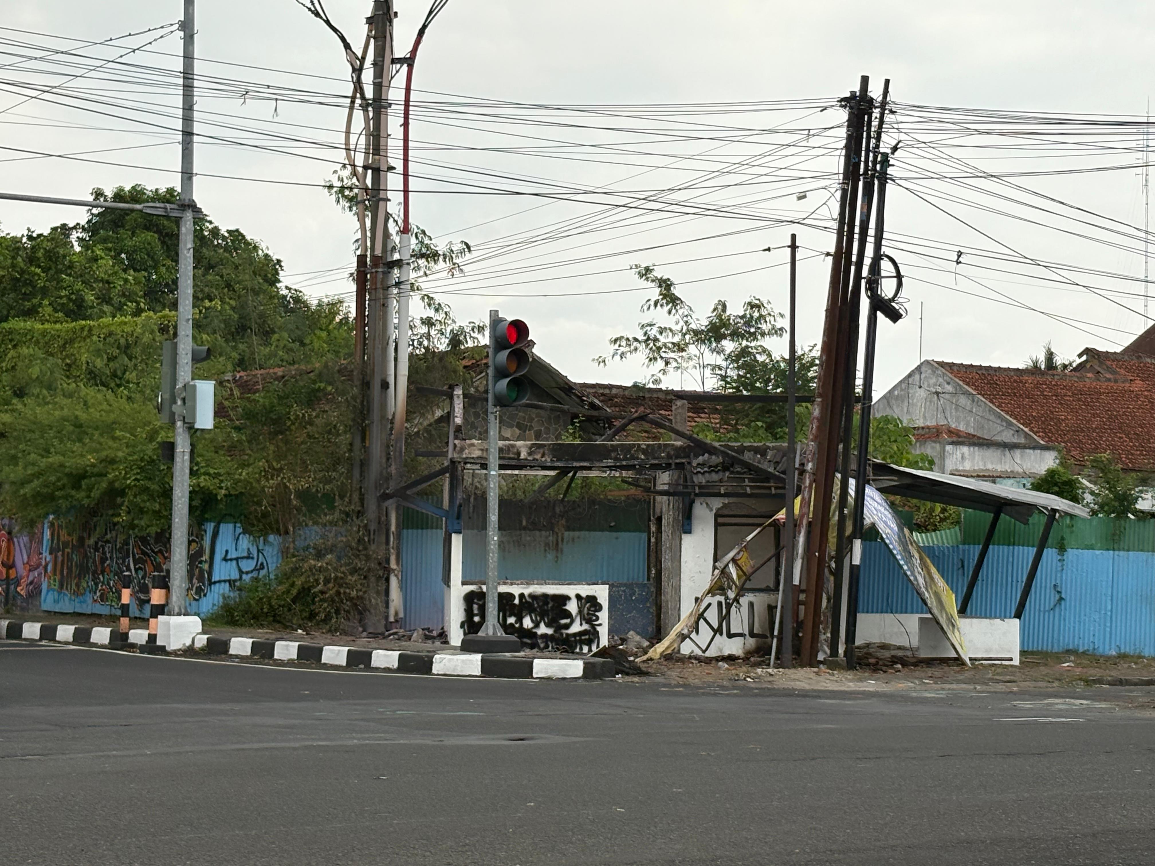 FOTO Sejumlah Pos Polisi di Solo Dibakar Massa Pendemo