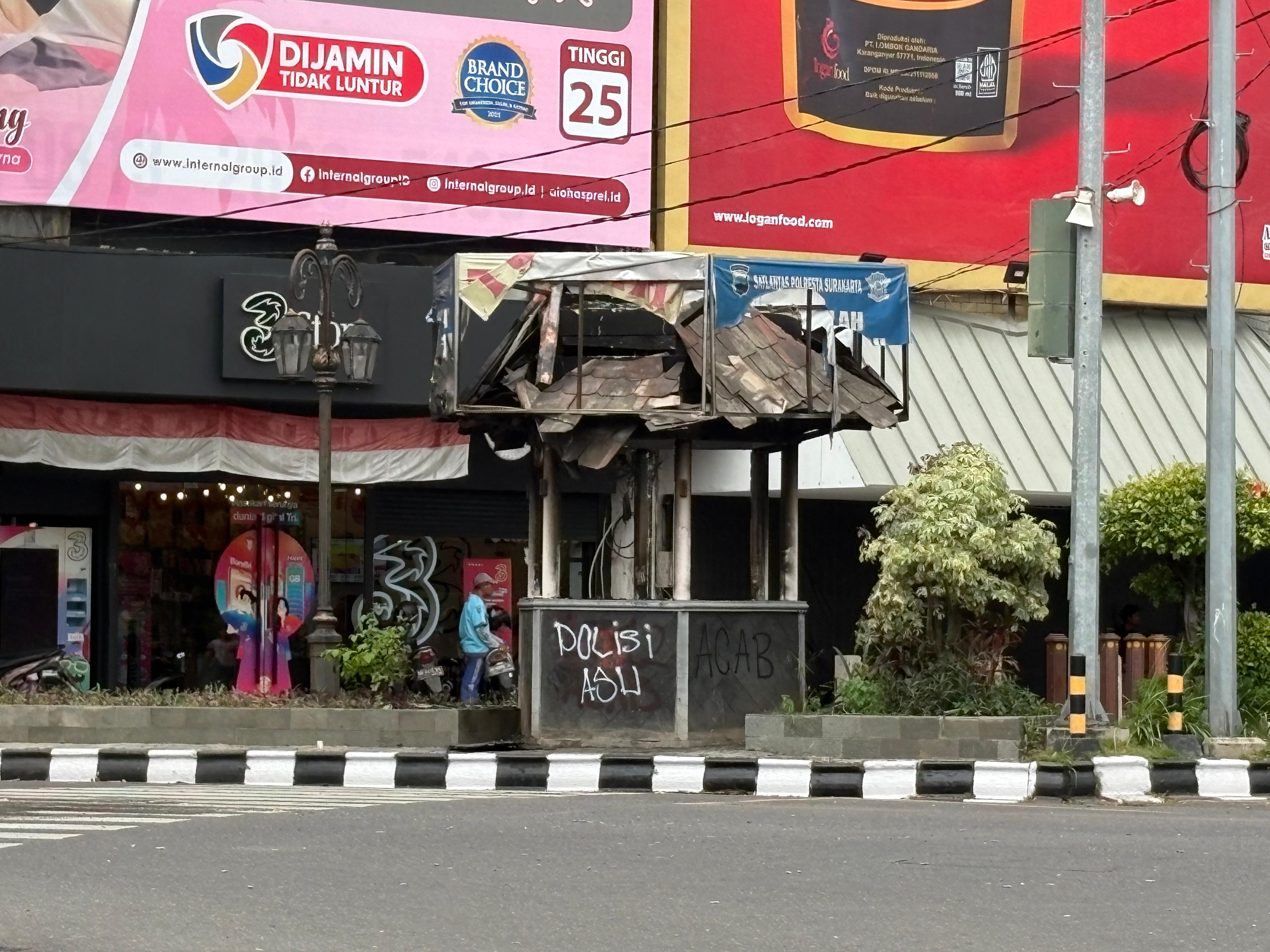 FOTO Sejumlah Pos Polisi di Solo Dibakar Massa Pendemo