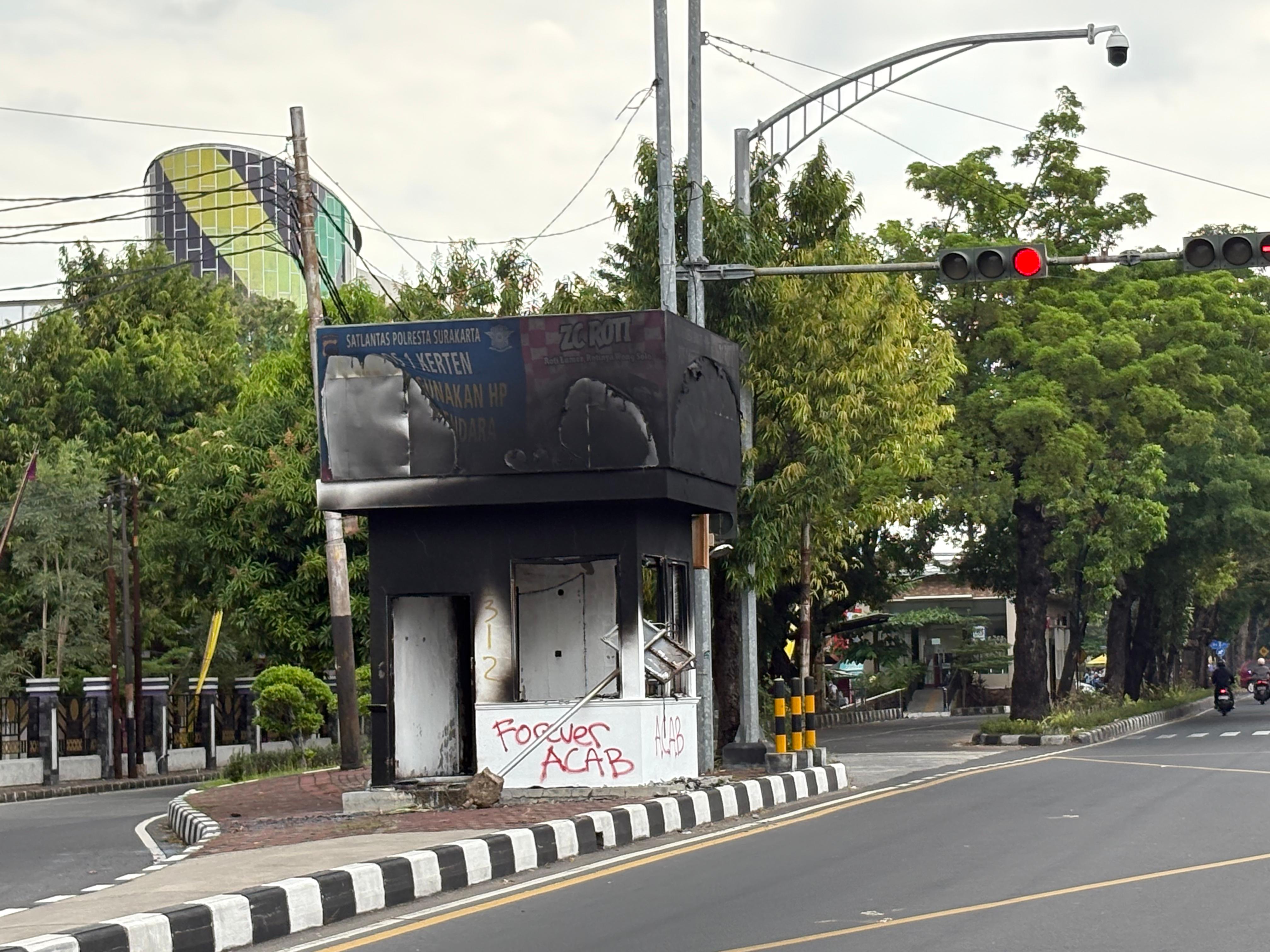 FOTO Sejumlah Pos Polisi di Solo Dibakar Massa Pendemo