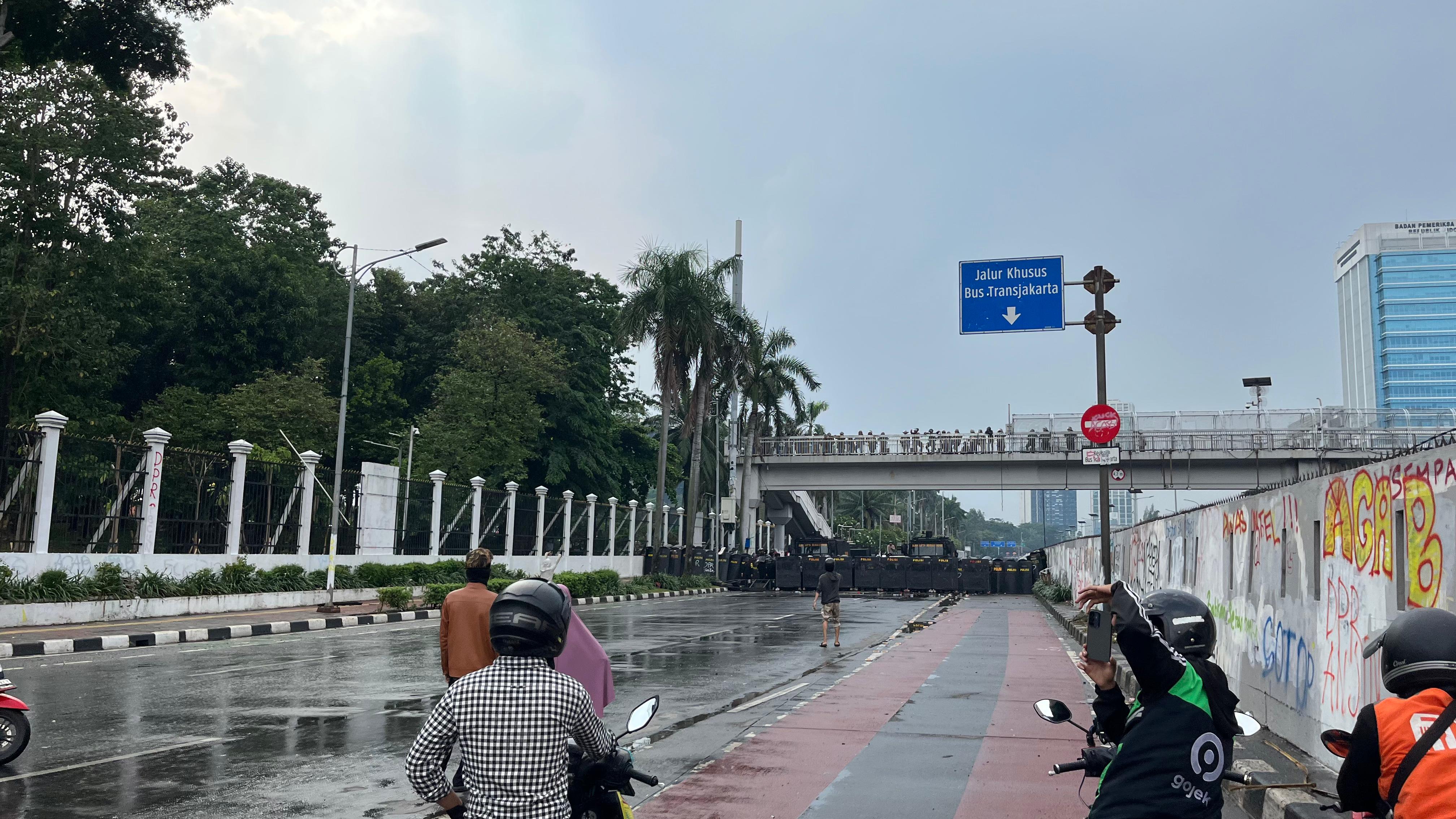 Kondisi sekitar Gerbang Utama DPR RI sisi Jalan Gatot Subroto Jakarta Pusat, usai unjuk rasa, Minggu (31/8/2025) siang./Bisnis-Reyhan Fernanda Fajarihza