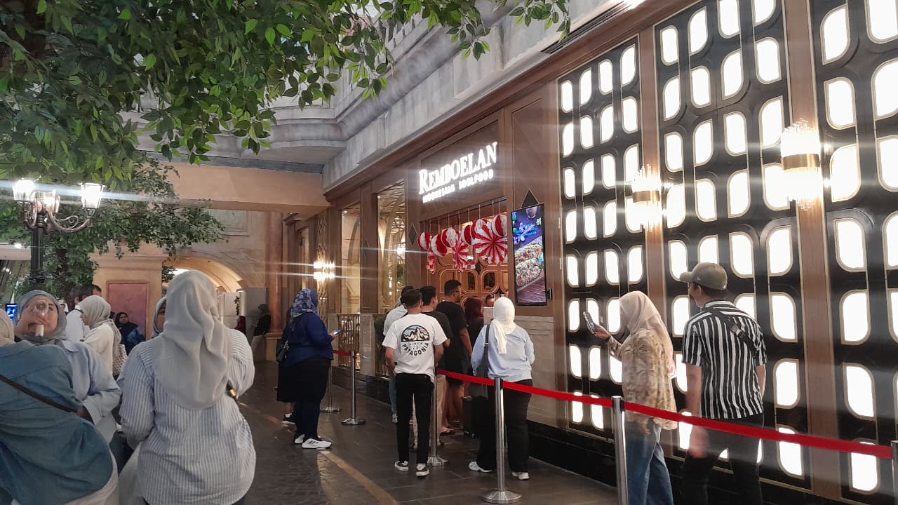 Antrean pengunjung di salah satu tenant Mal Grand Indonesia (GI), Minggu (31/8/2025)/Bisnis-Alifian Asmaaysi
