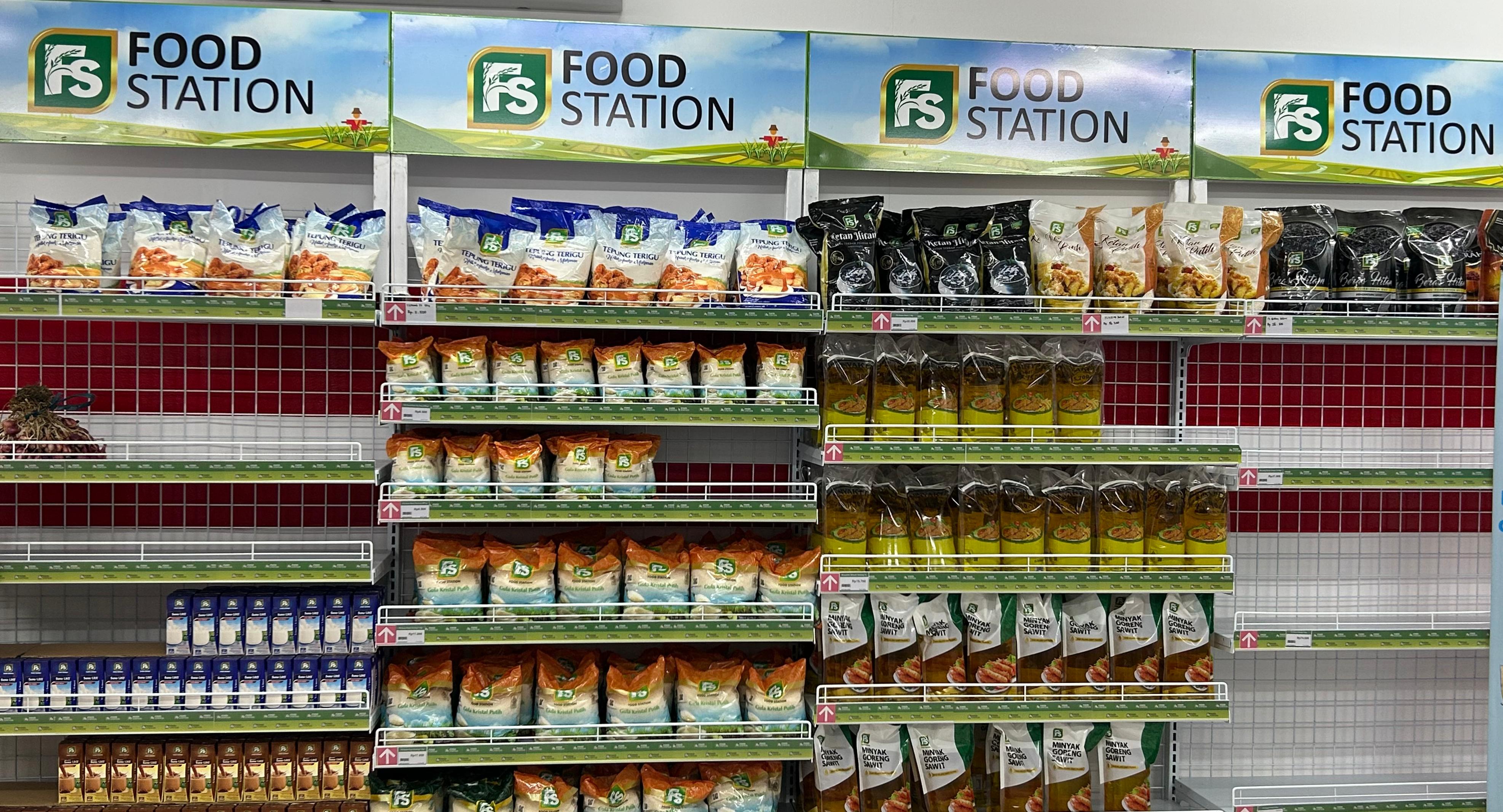 Barang-barang food station yang dijual di Kopeasi Desa Merah Putih