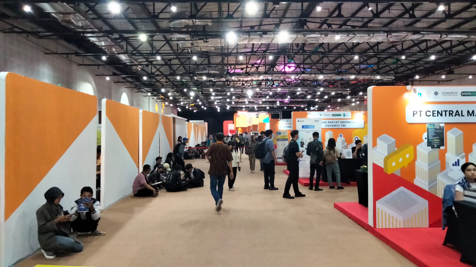 Ratusan pencari kerja mengikuti gelaran Jakarta Jobfest 2025, Jakarta Selatan, Kamis (13/11/2025). JIBI/Muhammad Sulthon S.K