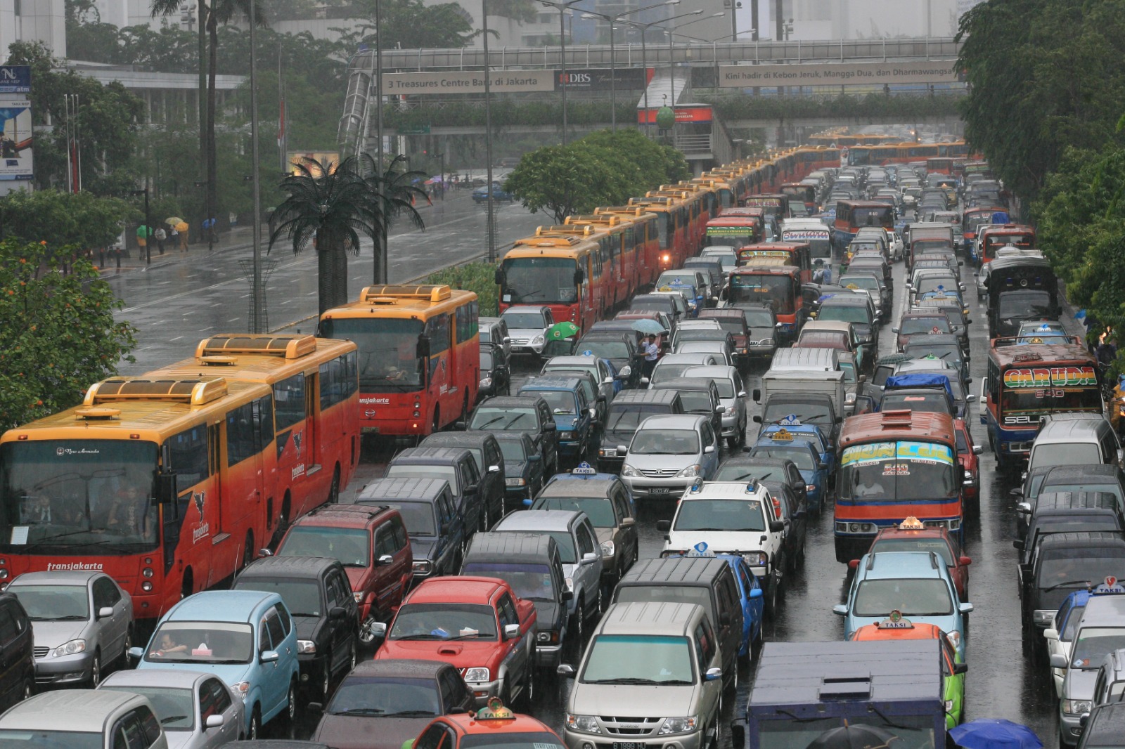 Sejumlah armada Transjakarta berada di antara kendaraan yang terjebak macet di kawasan Sudirman, (1/2/2008). Transjakarta resmi beroperasi dan melayani warga pada 15 Januari 2004 dengan koridor pertamanya yakni Koridor 1: Blok M - Kota. Kehadiran moda transportasi berbasis busway tersebut menjadi simbol dimulainya modernisasi sektor transportasi di Indonesia, khususnya di Ibu Kota. Bisnis/Dedi Gunawan 