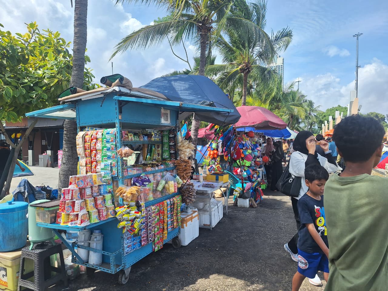 Pedagang di Pantai Laguna Ancol
