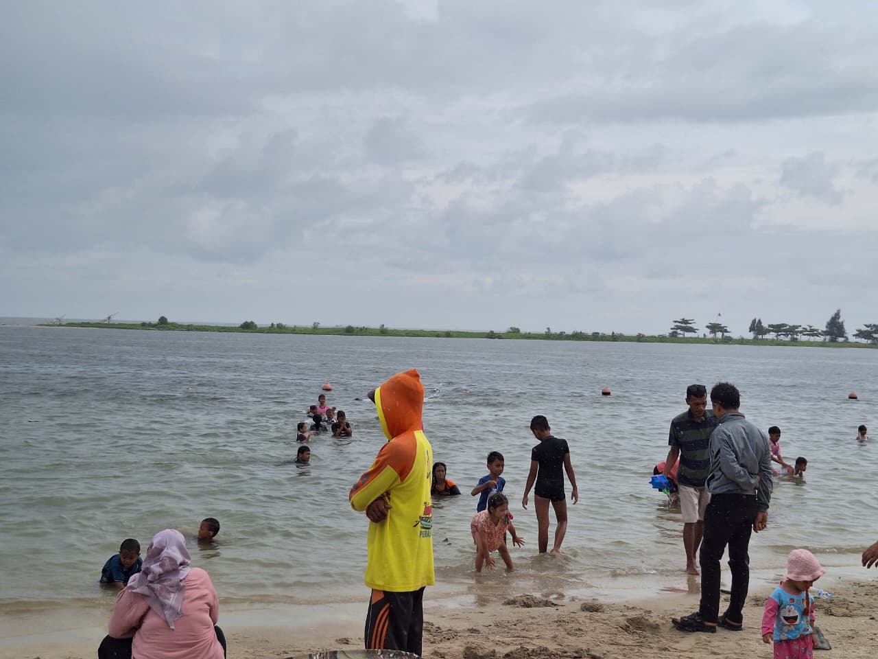 Pengunjung Pantai Laguna Ancol