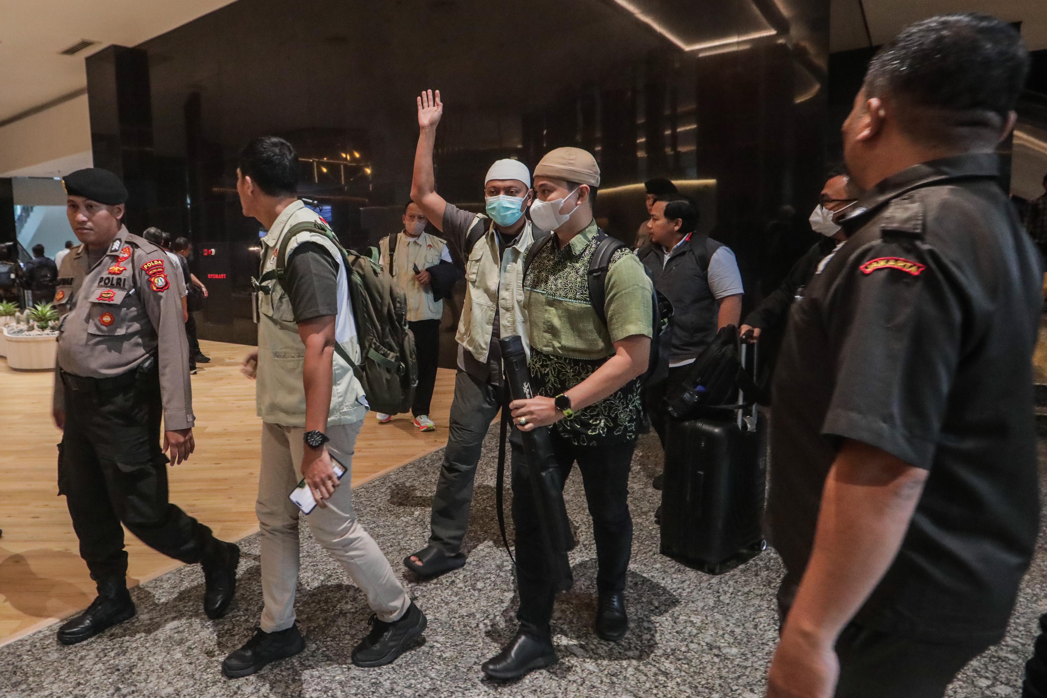 Sejumlah penyidik KPK usai melakukan penggeledahan di Kantor Direktorat Jenderal Pajak Kementerian Keuangan, Jakarta, Selasa (13/1/2026). Penggeledahan tersebut dilakukan dalam rangka mencari barang bukti terkait dengan kasus dugaan suap yang menyeret tiga orang pejabat pajak di KPP Madya Jakarta Utara yang ditetapkan sebagai tersangka setelah terjaring operasi tangkap tangan (OTT) pekan lalu./ JIBI/Bisnis/Fanny Kusumawardhani 