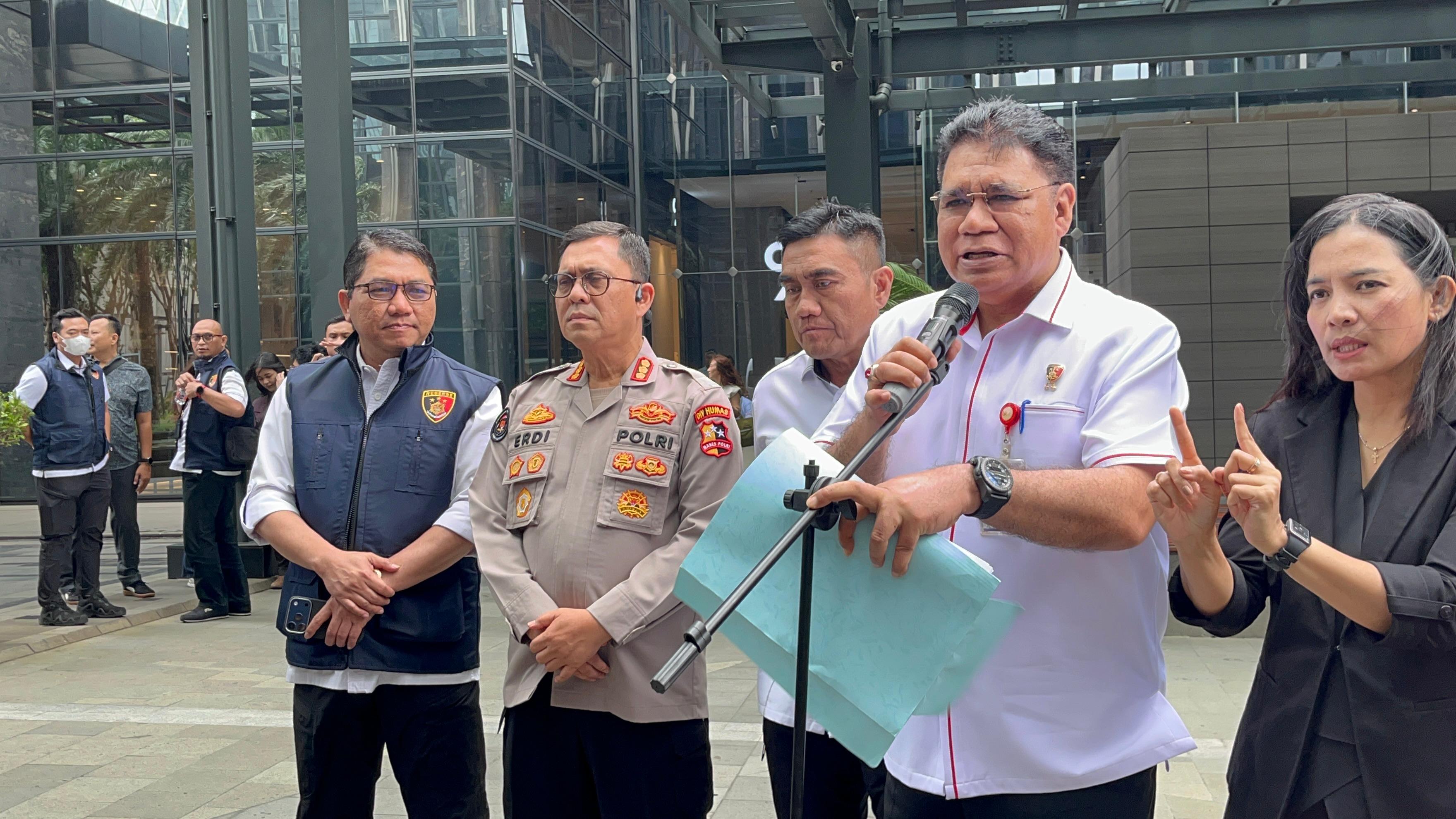 Penyidik OJK usai melakukan penggeledahan di kantor Sekuritas PT MASI di SCBD, Jakarta, Rabu (4/3/2026)/Bisnis-Anshary Madya Sukma