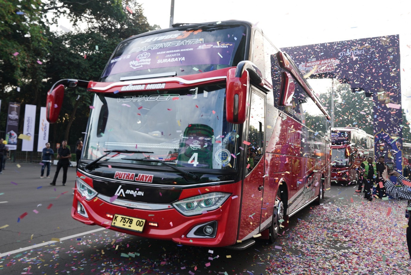 Armada bus yang digunakan untuk mendukung kegiatan Mudik Gratis yang diselenggarakan oleh Bank Mandiri.