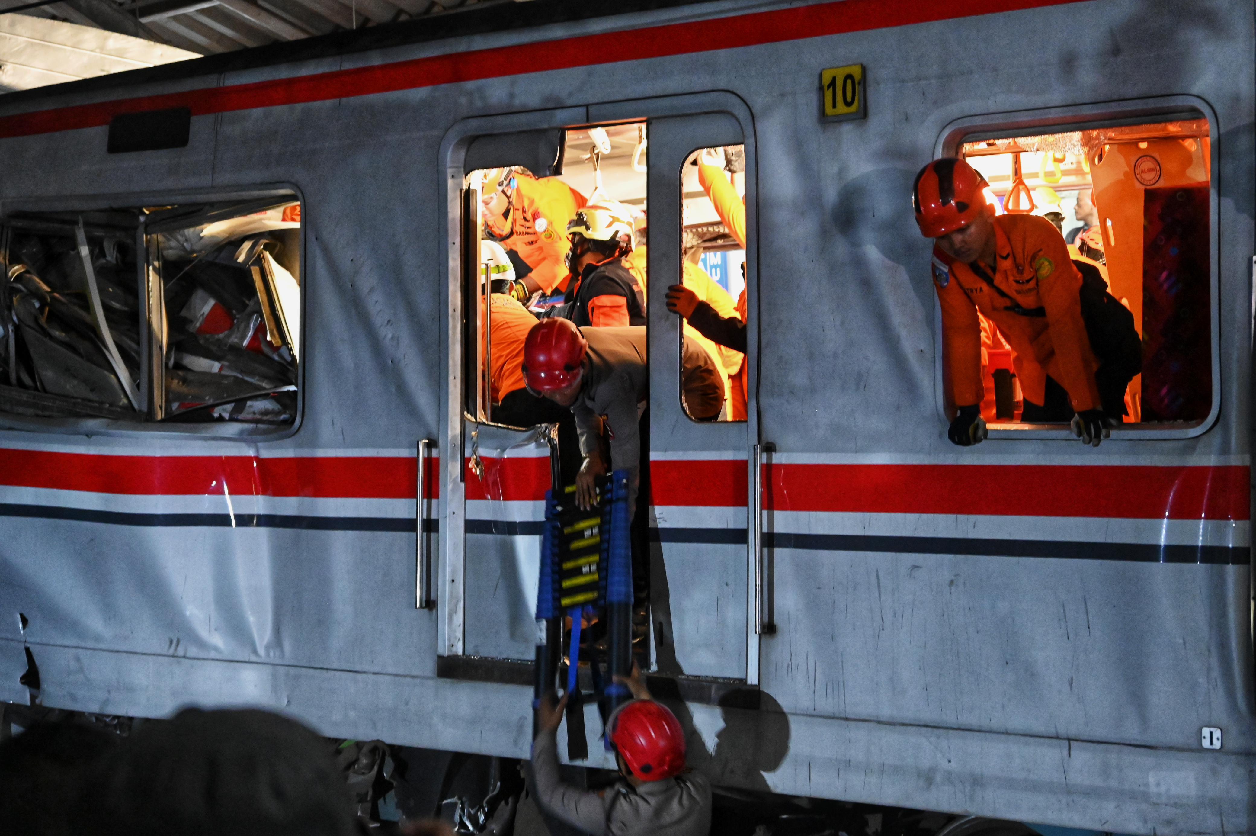 Foto-foto Proses Evakuasi Korban Kecelakaan KRL - KA Bromo di Stasiun Bekasi Timur