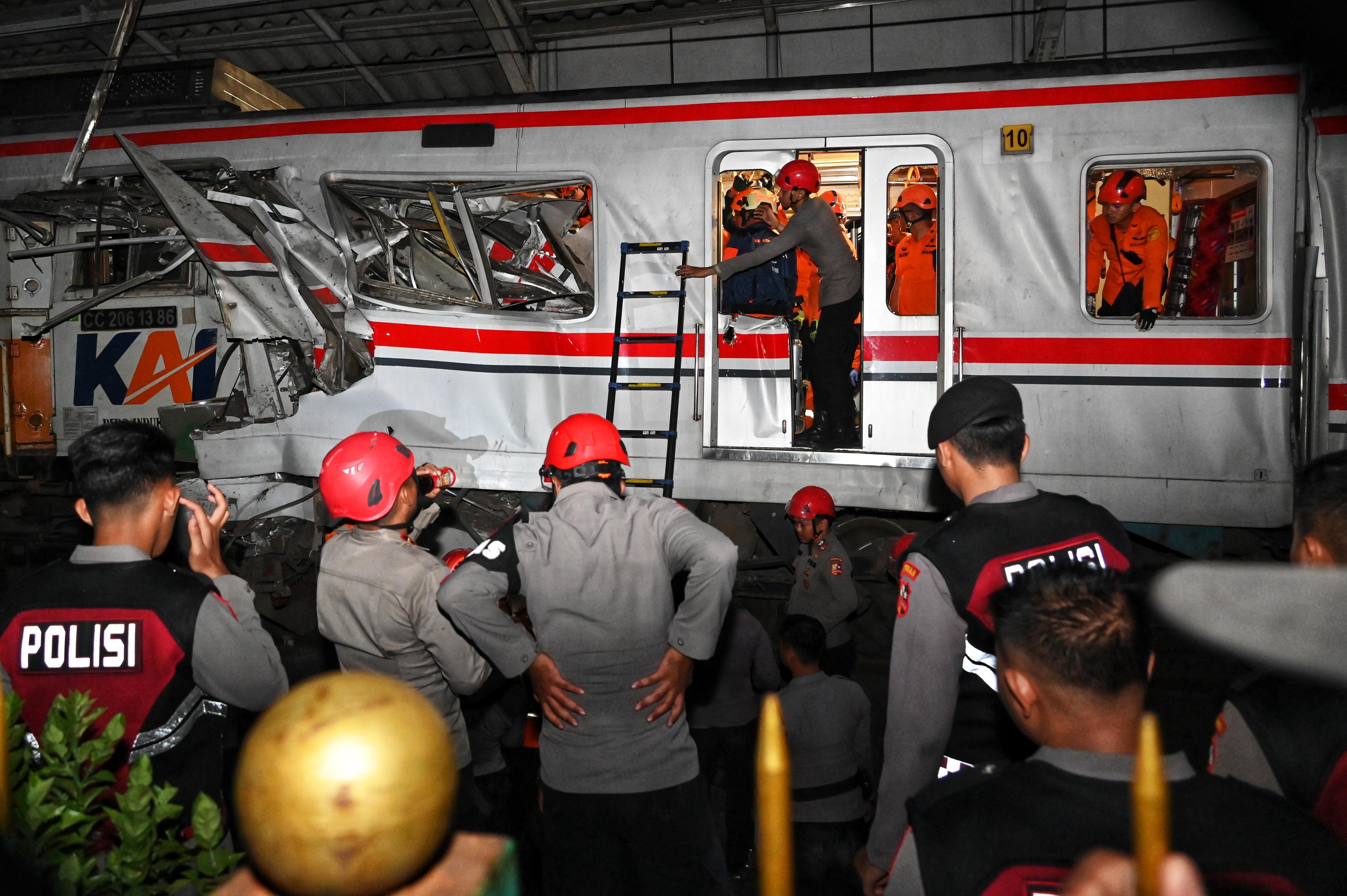 Foto-foto Proses Evakuasi Korban Kecelakaan KRL - KA Bromo di Stasiun Bekasi Timur