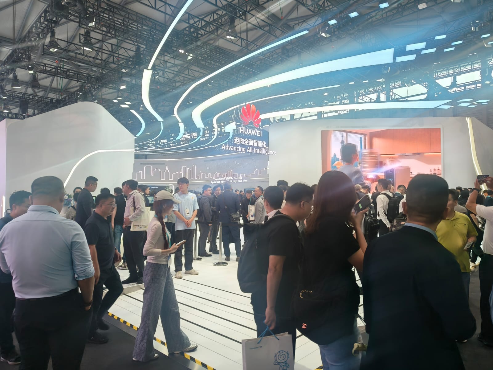 Pengunjung berjalan di depan booth Huawei di MWC Shanghai 2026
