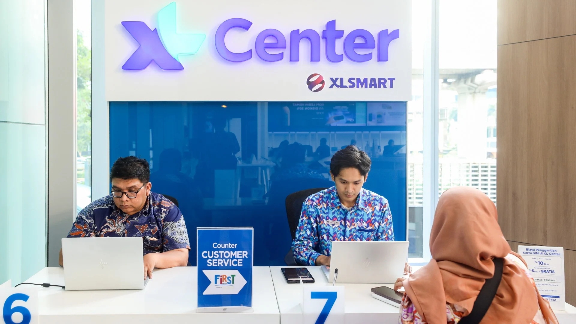 Customer service melayani pelanggan XLSMART