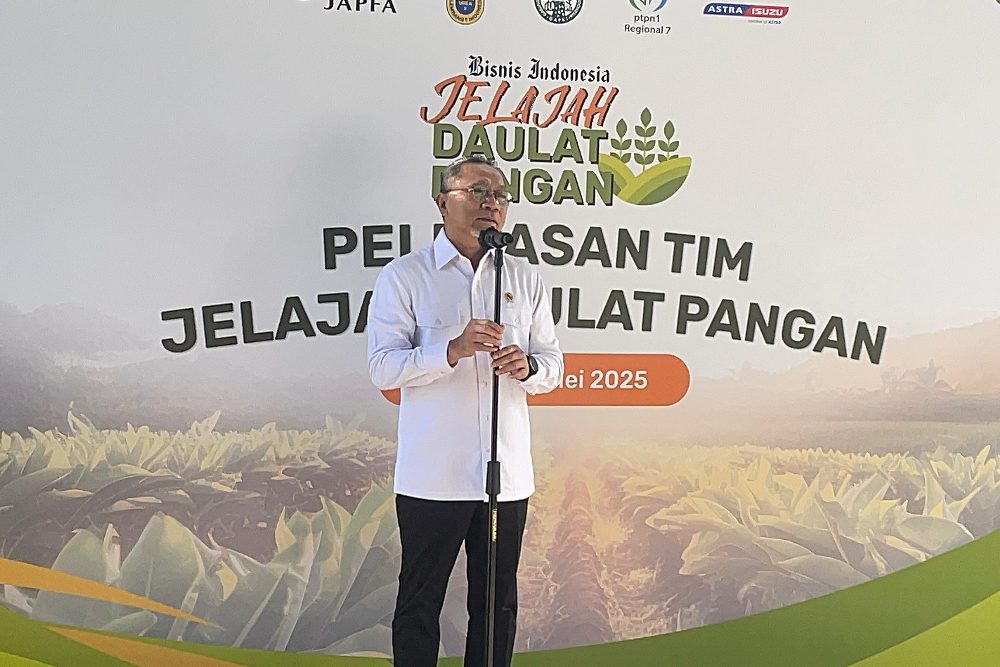 Menteri Koordinator Bidang Pangan Zulkifli Hasan memberikan pemaparan pada saat pelepasan tim Bisnis Indonesia Jelajah Daulat Pangan di Jakarta, Selasa (27/5/2025). - Bisnis/Rika Anggraeni