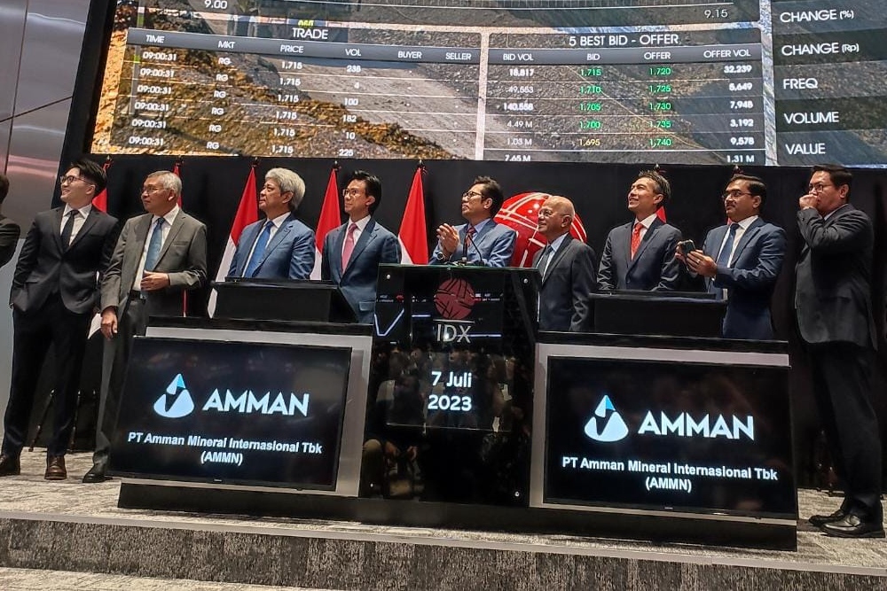 Direktur PT Bursa Efek Indonesia (BEI) I Gede Nyoman Yetna (dari kanan), Presiden Direktur PT Amman Mineral Internasional Tbk. Alexander Ramlie, Direktur Utama PT Medco Energi Internasional Tbk. Hilmi Panigoro, Komisaris Independen PT Amman Mineral Internasional Tbk. Markus Permadi, dan Presiden Komisaris Agus Projosasmito berbincang di sela-sela pencatatan perdana saham AMMN di Bursa Efek Indonesia (BEI), Jakarta, Jumat (7/7/2023). Bisnis/Himawan L Nugraha