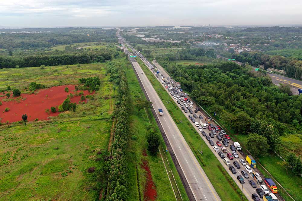  Foto udara sejumlah kendaraan antre melintasi Gerbang Tol Cikampek Utama, Kabupaten Purwakarta, Jawa Barat, Kamis (28/4/2022). ANTARA FOTO - M Risyal Hidayat
