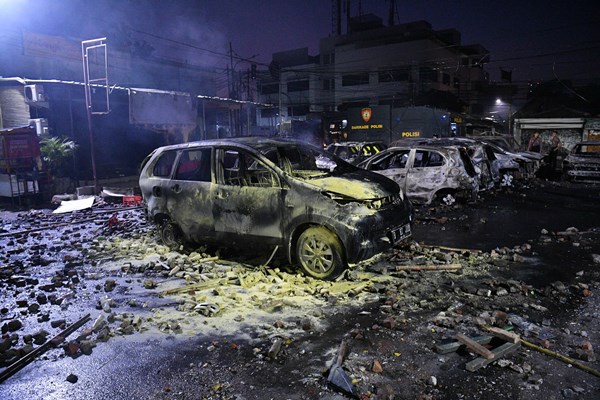 Massa Bakar Mobil di Komplek Asrama Brimob, Ini Foto-Fotonya