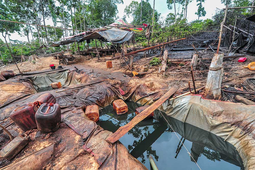 Suasana kolam penampungan minyak ilegal yang ditinggalkan pekerja saat razia yang dilakukan petugas Subdit Tipidter Ditreskrimsus Polda Jambi dan petugas perlindungan Hutan Harapan di Hutan Harapan, Bayung Lencir, Sumatera Selatan, Sabtu (9/11/2024). ANTARA FOTO/Wahdi Septiawan
