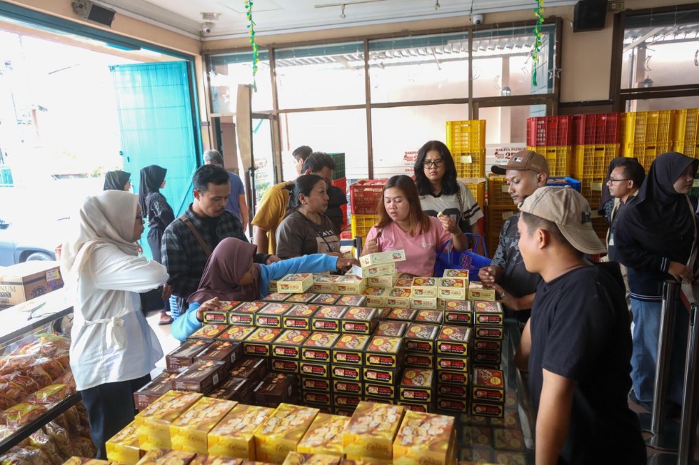 Pembeli tengah memilih beragam oleh-oleh khas Yogyakarta di salah satu pusat belanja wilayah tersebut.