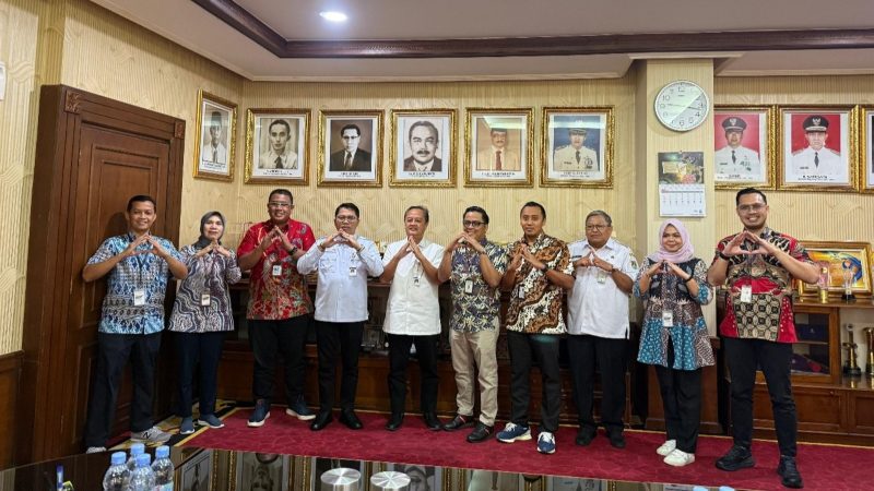Wali Kota Magelang Damar Prasetyono berfoto bersama Direktur Digital dan Bisnis Konsumer Bank Jateng Eko Tri Prasetyo, Vice President Marketing Financing Program BP Tapera Feri Kurniawan, serta jajaran Pemerintah Kota Magelang seusai audiensi percepatan penyaluran KPR FLPP untuk masyarakat berpenghasilan rendah di Kantor Wali Kota Magelang, Rabu (9/7/2025). 