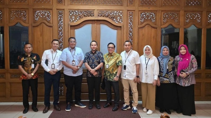 Wali Kota Surakarta Respati Ardi berfoto bersama Direktur Digital dan Bisnis Konsumer Bank Jateng Eko Tri Prasetyo, serta perwakilan BP Tapera dan OPD terkait, usai audiensi membahas penyaluran 20.000 kuota KPR FLPP di Kota Surakarta, Selasa (8/7/2025).