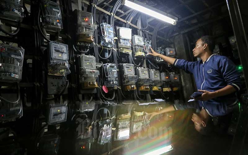 Warga mengecek meteran listrik