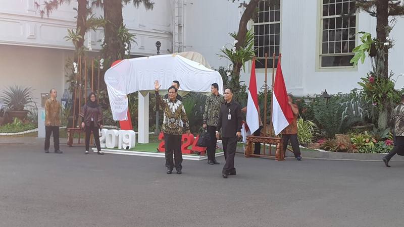 Gerai Foto Bertuliskan Jargon Kabinet Indonesia Maju di Istana Kepresidenan   