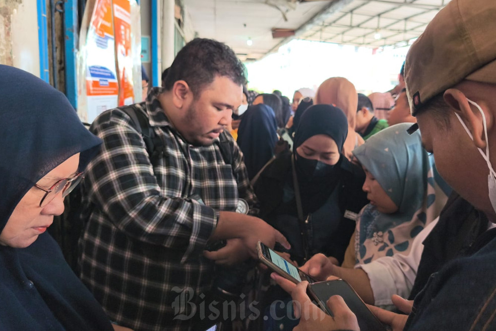 Puluhan nasabah mendatangi kantor Perumda BPR Bank Cirebon di Kecamatan Lemahwungkuk, Kota Cirebon pada Selasa (10/2/2026), setelah OJK resmi mencabut izin usaha bank milik daerah tersebut. / Bisnis-Hakim Baihaqi