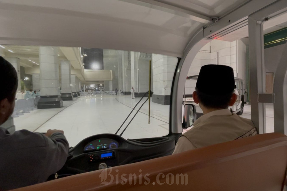 Buggy car yang membawa Muhammad Firdaus Akhlan untuk disalatkan di Masjidilharam, Makkah pada Sabtu (23/5/2026). / Bisnis-Wibi Pangestu Pratama
