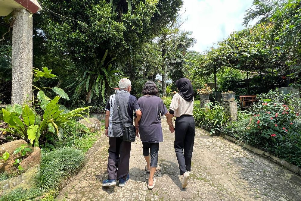 Pasangan warga senior didampingi oleh caregiver di area BRIGHT Dementia Active Care Ciawi, Bogor, Jawa Barat. JIBI/Feni Freycinetia 