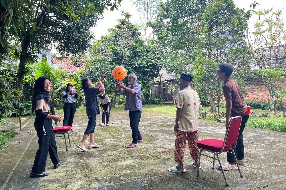 Caregiver berusia muda alias Gen Z beraktivitas dan bermain bersama warga senior yang tinggal di BRIGHT Dementia Active Care Ciawi, Bogor, Jawa Barat. JIBI/Feni Freycinetia 