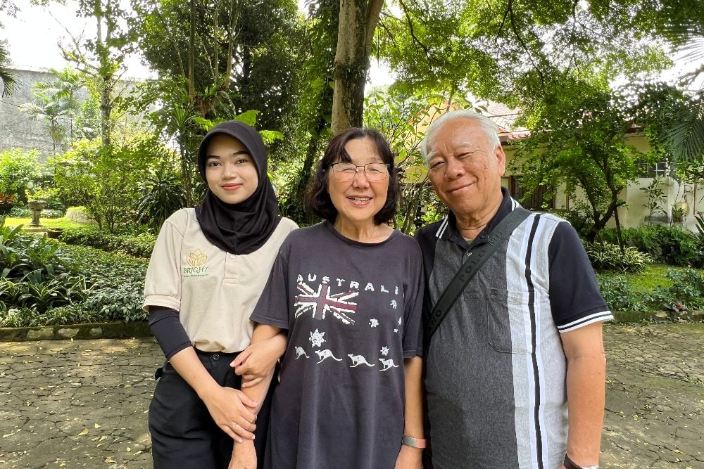 Pasangan warga senior didampingi oleh caregiver yang bernama Yulianingsih di area BRIGHT Dementia Active Care Ciawi, Bogor, Jawa Barat. JIBI/Feni Freycinetia 