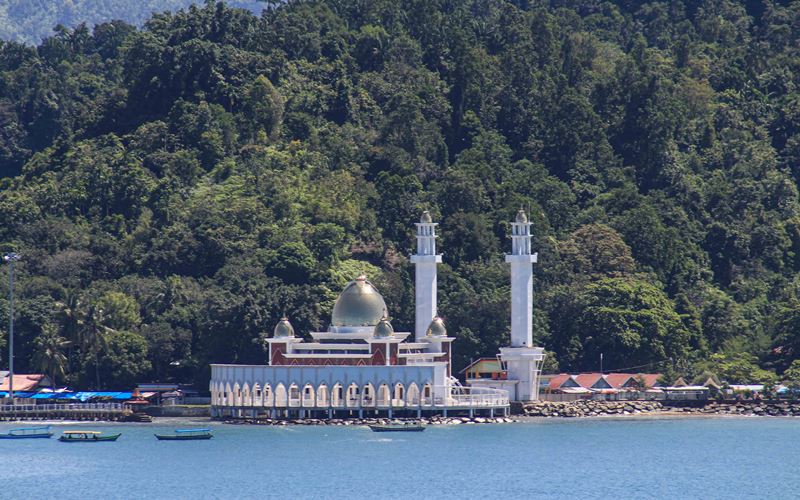 Masjid terapung yang ada di kawasan wisata Pantai Carocok Painan, Kabupaten Pesisir Selatan, Sumatra Barat/Bisnis-Muhammad Noli Hendra