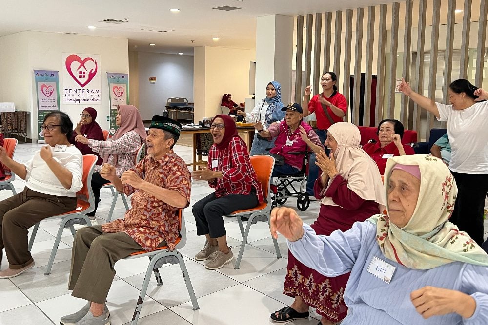 Warga lansia melakukan olah tubuh bersama yang dilaksanakan oleh Tenteram Senior Care (TSC) di Gedung Administrasi Lantai 4 RSUI Depok, Jawa Barat. JIBI/Feni Freycinetia 