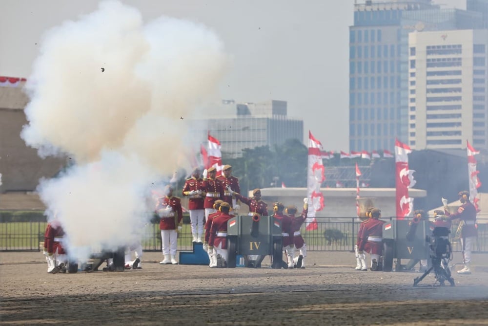 Potret Khidmat Detik-Detik Proklamasi dan Momen Perdana Prabowo Cium Merah Putih