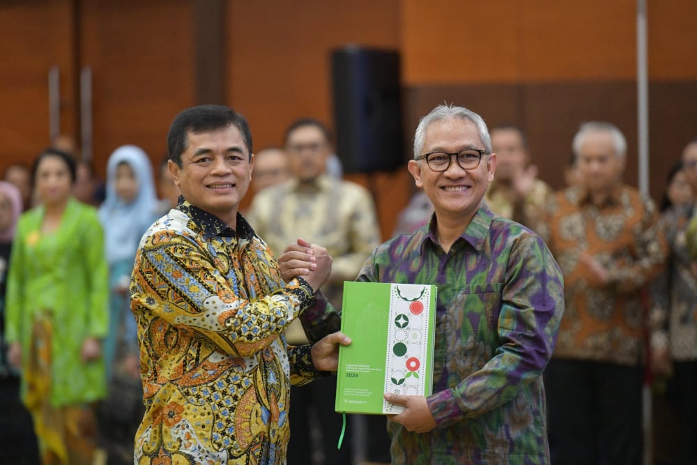 Pelantikan Letjen TNI (Purn.) Djaka Budi Utama (kiri) sebagai Direktur Jenderal Bea dan Cukai Kementerian Keuangan, menggantikan Askolani (kanan) yang kini menjabat sebagai Direktur Jenderal Perimbangan Keuangan. Pelantikan berlangsung di Kementerian Keuangan, Jakarta pada Jumat (23/5/2025). / dok. KLI Kementerian Keuangan