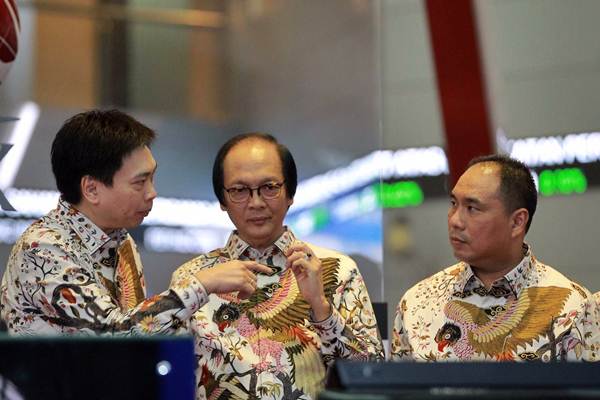 Komisaris Utama PT Garudafood Putra Putri Jaya Tbk. (GOOD) Sudhamek Agoeng Soenjoto (tengah) saat IPO saham GOOD di Jakarta, Rabu (10/10/2018). Bisnis/Dwi Prasetya