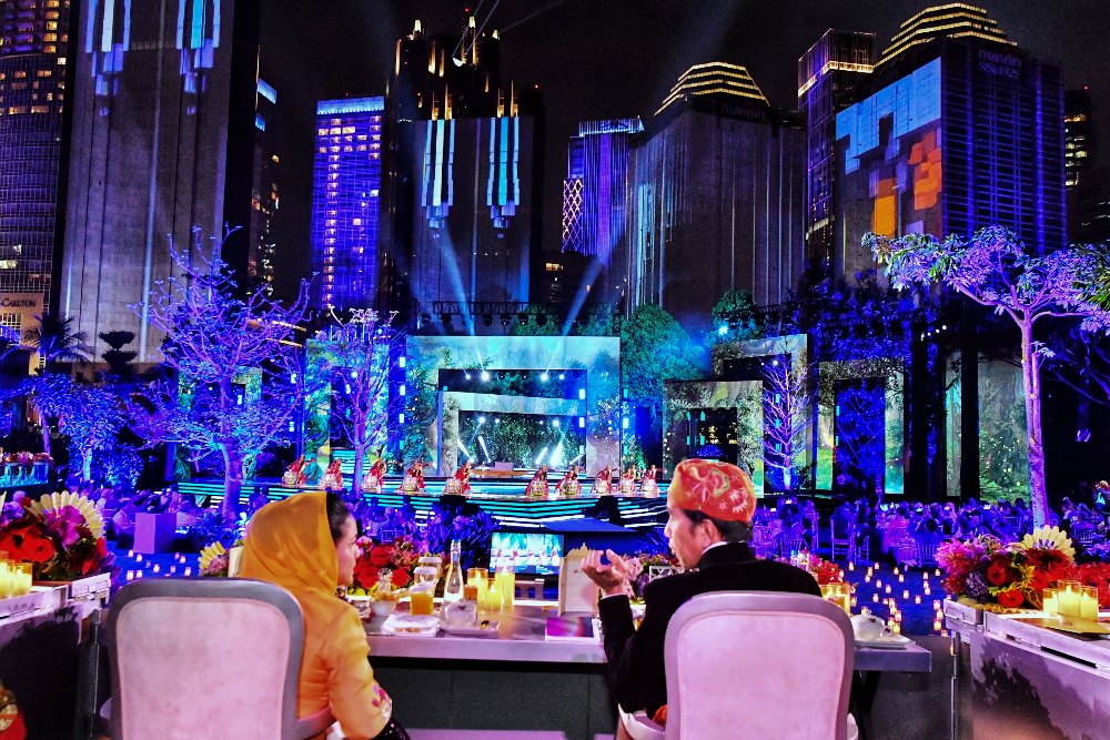 Presiden RI Joko Widodo dan Ibu Negara Iriana Joko Widodo menikmati pertunjukkan saat Gala Dinner KTT ke-43 ASEAN di Hutan Kota Plataran, Kompleks GBK, Senayan, Jakarta, Rabu (6/9/2023). Media Center KTT ASEAN 2023/Agus Suparto/pras.