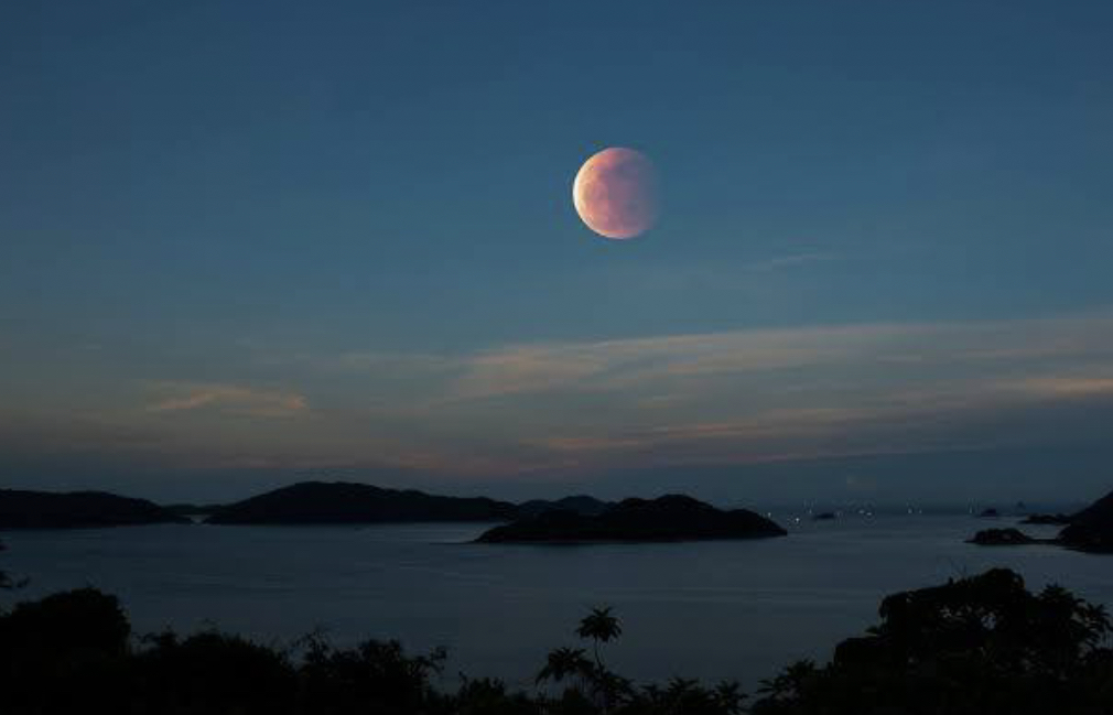 Foto-foto Penampakan Gerhana Bulan Penumbra yang Memukau