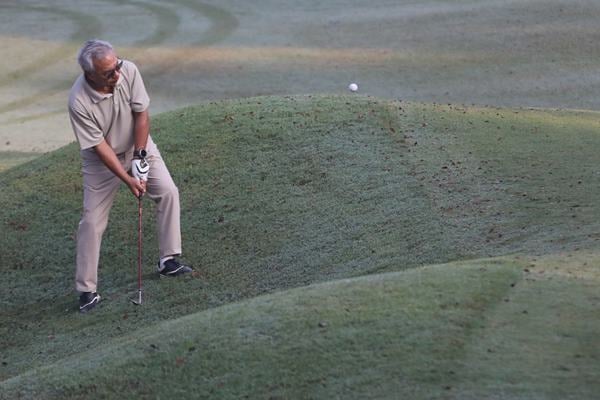 Wakil Presiden Komisaris Bisnis Indonesia Group Budiarsa Sastrawinata melakukan pukulan saat acara Bisnis Indonesia Executive Golf Tournament 2025 di Damai Indah Golf - BSD Course