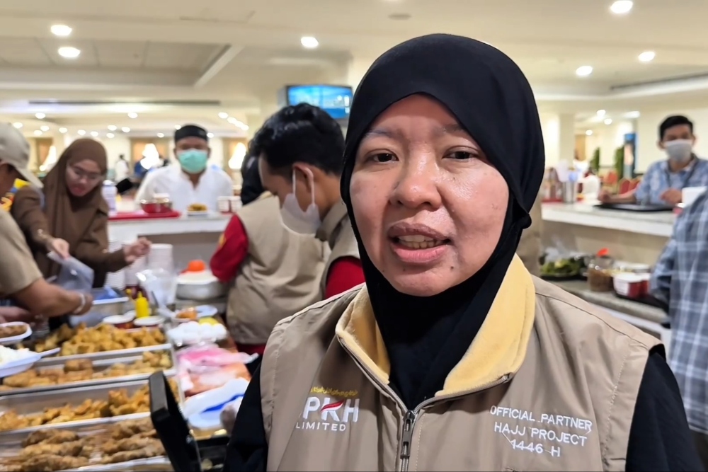 Hesti Widodo, pemilik Spesial Soto Boyolali (SSB) di salah satu gerainya di Hotel Safwat Al Shoroq, Makkah, Arab Saudi, Jumat (30/5/2025). Hesti membuka gerai di 7 titik hotel jemaah Indonesia di Makkah yang hanya buka selama musim haji saja. /Dok. Media Center Haji