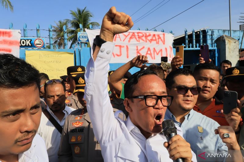 Arsip foto- Wakil Menteri Ketenagakerjaan (Wamenaker) RI Immanuel Ebenezer Gerungan (memegang pengeras suara) menyemangati para buruh PT Bumi Sari Mas Indonesia yang menuntut hak mereka di Kabupaten Padang Pariaman, Sumatera Barat, Kamis (7/82025). (ANTARA/Muhammad Zulfikar)