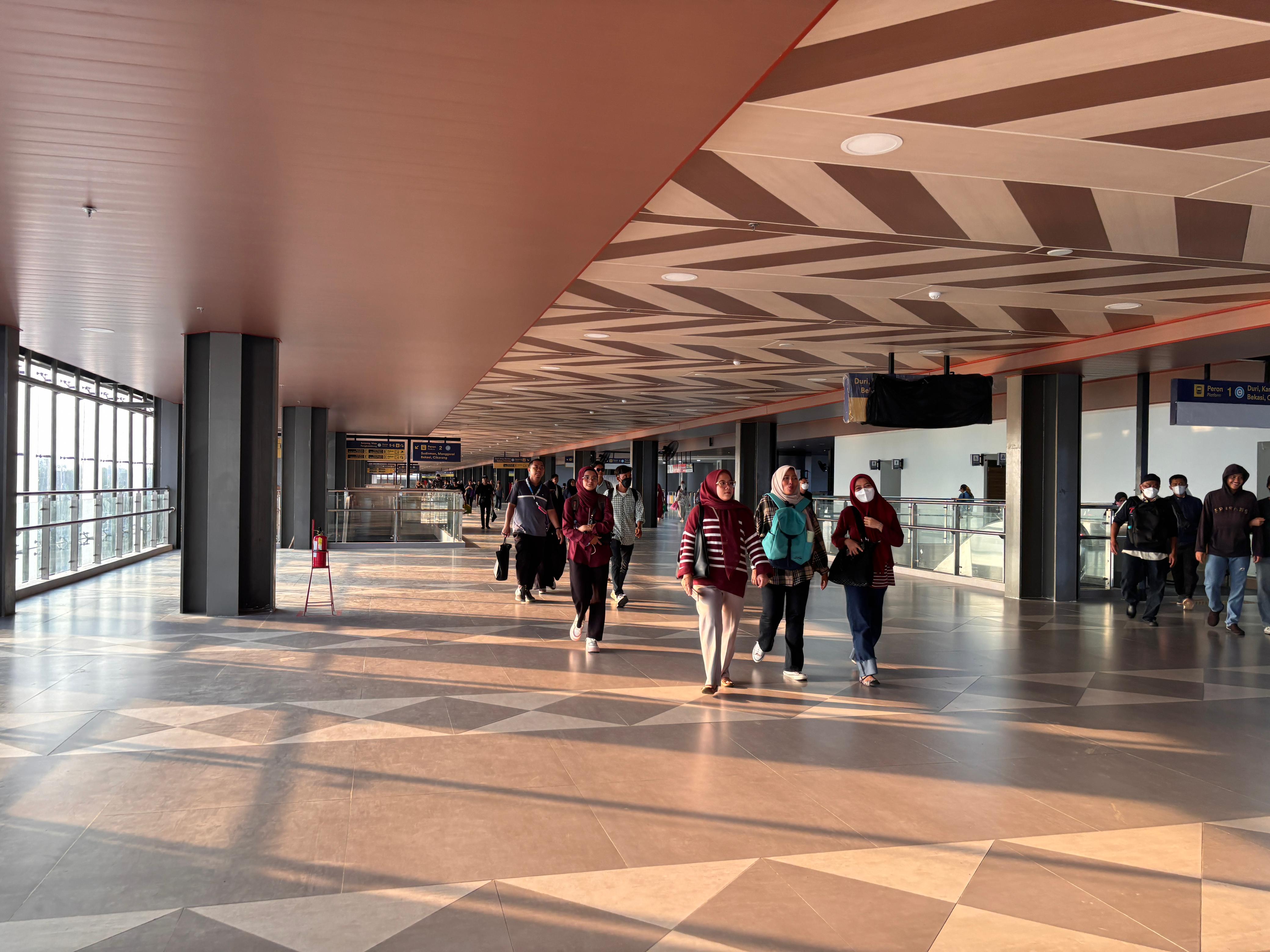 Masyarakat sedang berjalan di Peron 1 Stasiun Tanah Abang/Bisnis-Jessica Gabriela Soehandoko