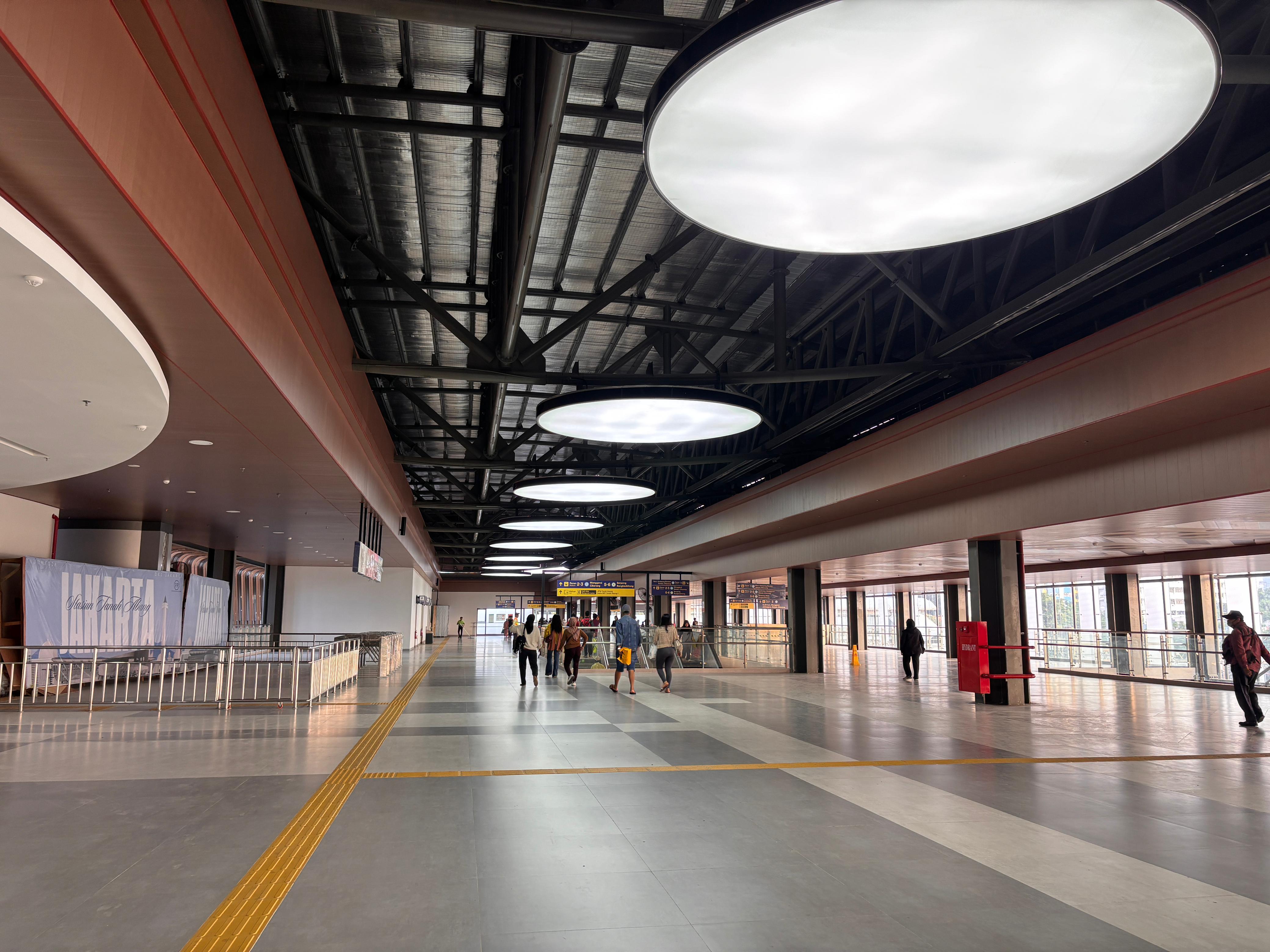 Warga sedang melintas di area Stasiun Tanah Abang/Bisnis-Jessica Gabriela Soehandoko