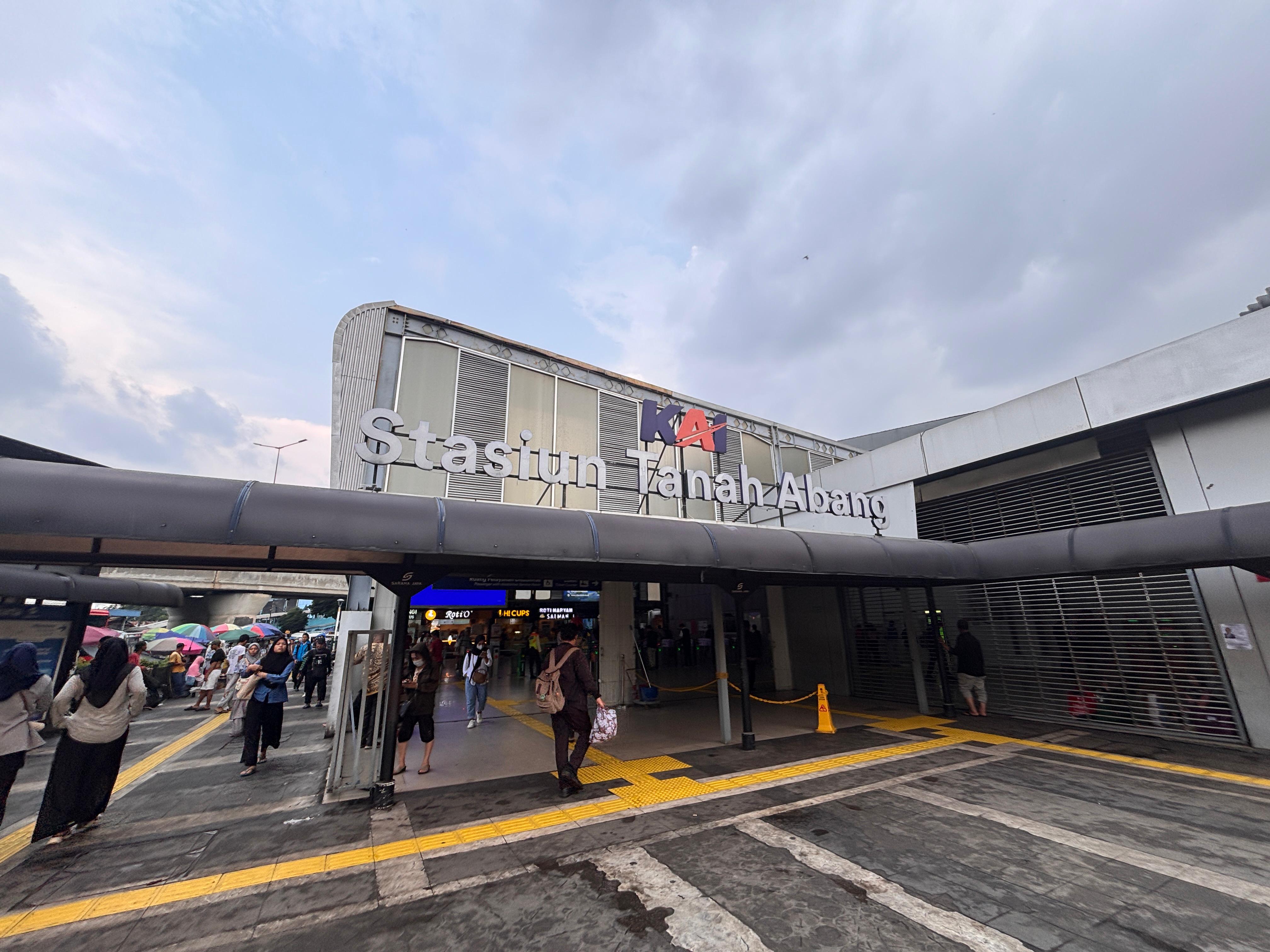 Tampak muka Stasiun Tanah Abang usai direvitalisasi Pemprov Jakarta/Bisnis-Jessica Gabriela Soehandoko