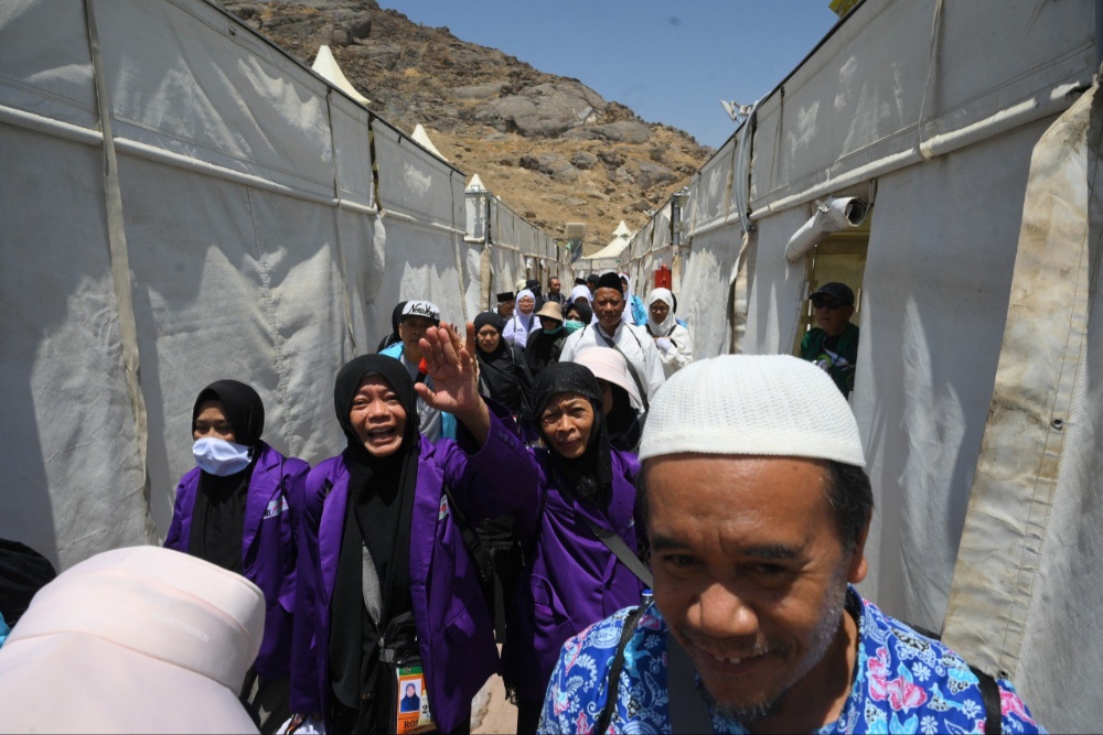 Jemaah haji Indonesia berjalan meninggalkan tenda Mina di Makkah, Arab Saudi, Minggu (8/6/2025)./Dok. Media Center Haji