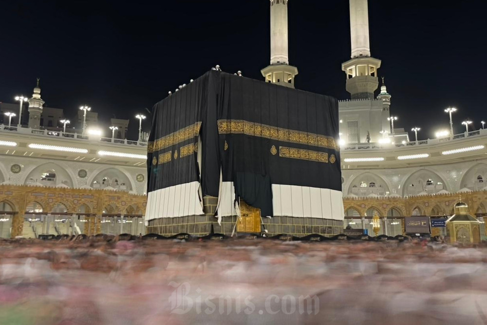 Jemaah memadati area mataf menjelang penggantian kiswah atau kain penutup Ka’bah di Masjidilharam, Makkah pada Senin (15/6/2026) malam hingga Selasa (16/6/2026) dini hari waktu Arab Saudi, atau saat memasuki 1 Muharam 1448 H. / Bisnis–Wibi Pangestu Pratama